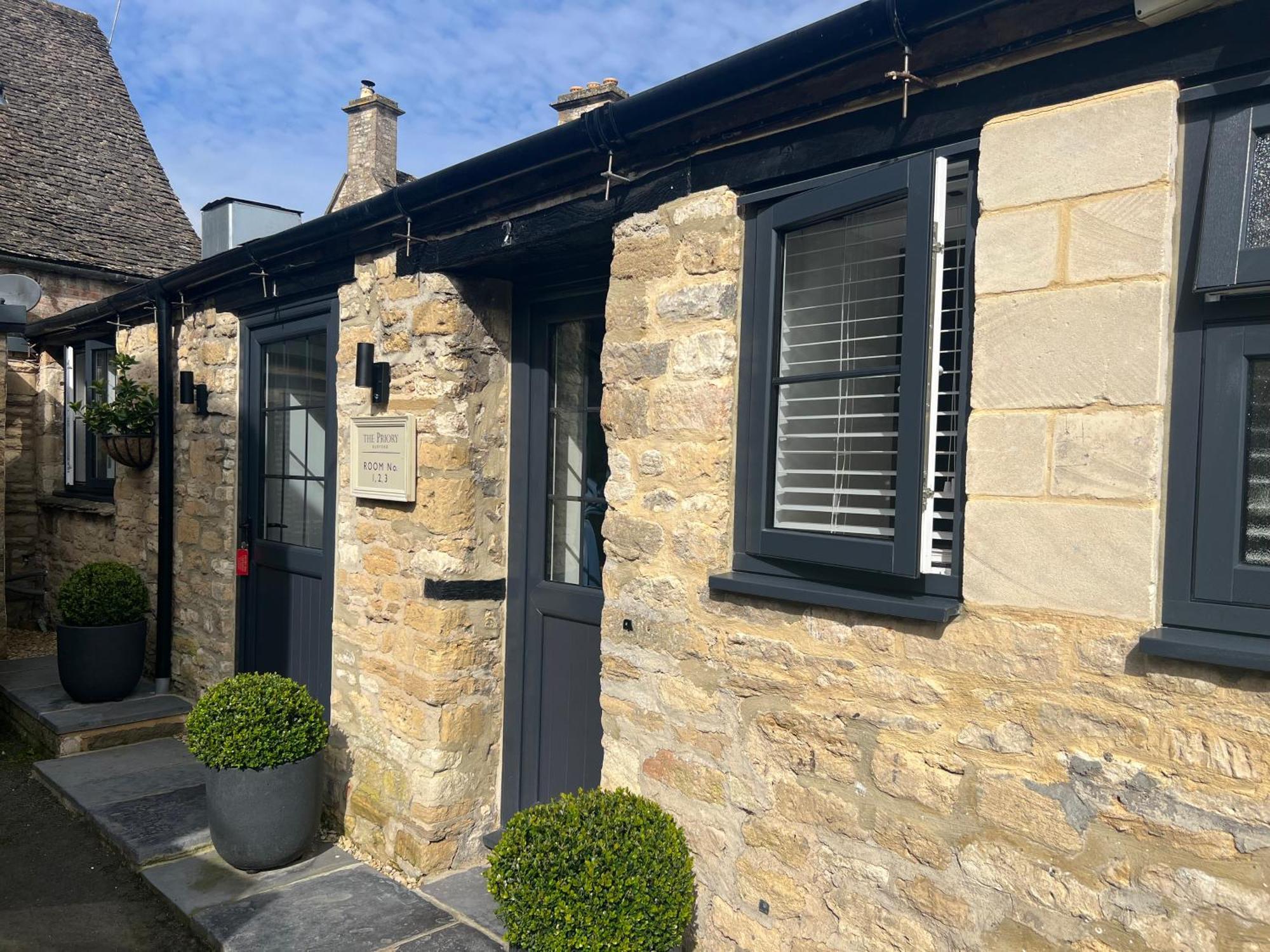 Priory Tearooms Burford With Rooms Eksteriør billede