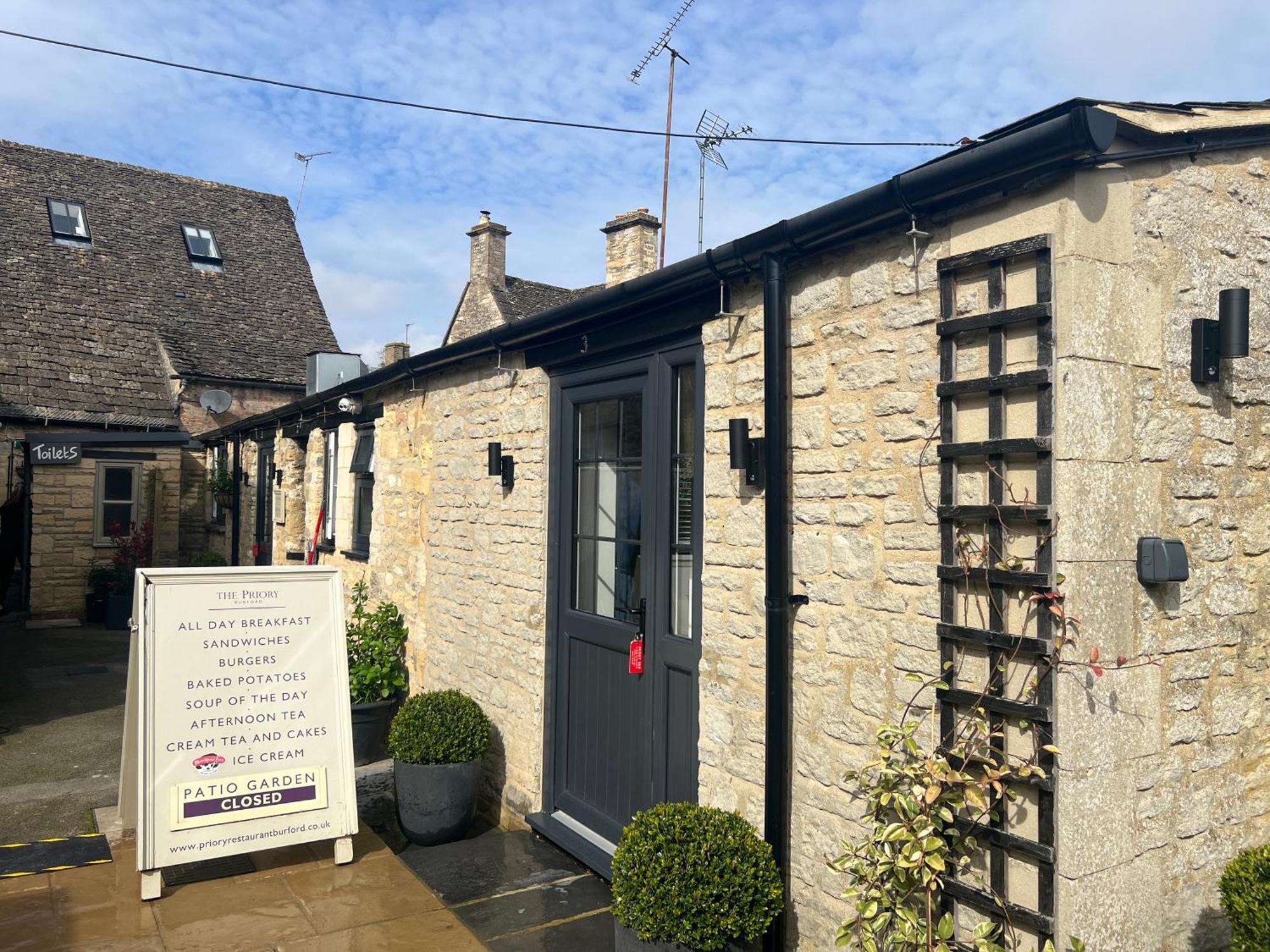 Priory Tearooms Burford With Rooms Eksteriør billede